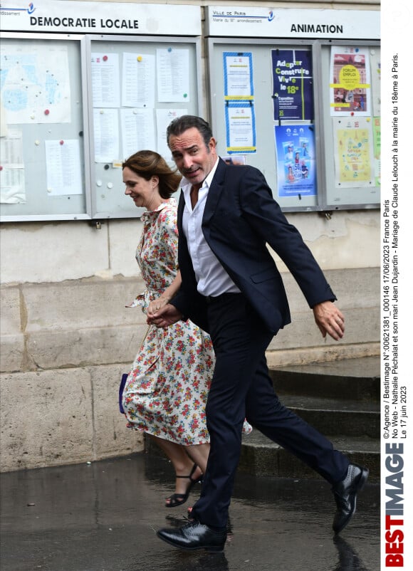 La cérémoonie qui a réuni de très nombreuses stars a eu lieu le 17 juin à Paris.
Jean Dujardin et Nathalie Péchalat - Mariage de Claude Lelouch à la mairie du 18ème à Paris. Le 17 juin 2023. ©Agence / Bestimage