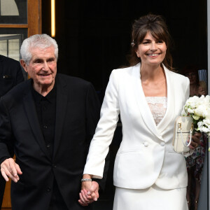Un look qui lui allait à ravir et qui a sans nul doute charmé son chéri William Leymergie.
Claude Lelouch et son épouse Valérie Perrin - Mariage de Claude Lelouch à la mairie du 18ème à Paris. ©Agence / Bestimage