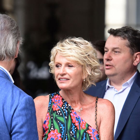 Ils étaient très amoureux.
Sophie Davant et William Leymergie - Mariage de Claude Lelouch à la mairie du 18ème à Paris. ©Agence / Bestimage