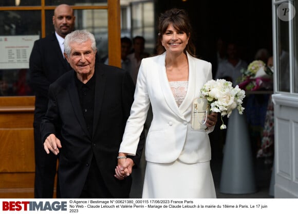 Claude Lelouch et Valérie Perrin - Mariage de Claude Lelouch à la mairie du 18ème à Paris. Le 17 juin 2023. ©Agence / Bestimage