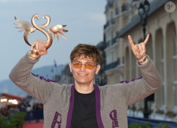 Raphaêl Quenard a reçu le prix de la Révélation Masculine dans "Chien de la casse" lors du 37ᵉ festival du film de Cabourg, à Cabourg, France, le 17 juin 2023.
© Coadic Guirec/Bestimage