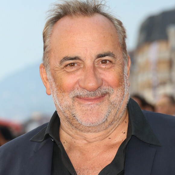 Le comédien est entouré de Katell Quillévéré, Virginie Ledoyen, Michael Cohen, Oulaya Amamra, Eric Caravaca, Cécile Cassel-Hollysiz, François Kraus et Annabelle Lengronne.
Antoine Duléry sur le tapis rouge de la cérémonie de clôture du 37ᵉ festival du film de Cabourg (37ᵉ journées romantiques du 14 au 18 juin 2023), à Cabourg, France, le 17 juin 2023.
© Coadic Guirec/Bestimage