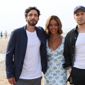 Romain Cogitore, Lyna Khoudri et François Civil au photocall du film "Une zone à défendre" lors du 37ème festival du film de Cabourg (37ᵉ journées romantiques du 14 au 18 juin 2023), à Cabourg, France, le 17 juin 2023.
© Coadic Guirec/Bestimage