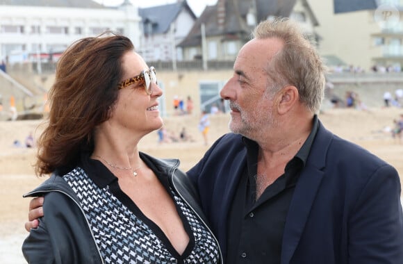 Antoine Duléry fait partie du jury de cette nouvelle édition.
Pascale Pouzadoux et Antoine Duléry au photocall du 37ᵉ festival du film de Cabourg (37ᵉ journées romantiques du 14 au 18 juin 2023), à Cabourg, France, le 17 juin 2023.
© Coadic Guirec/Bestimage