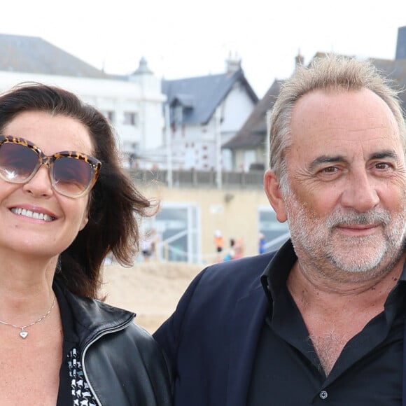 Antoine Dulery et sa femme Pascale Pouzadoux à Cabourg.
Pascale Pouzadoux et Antoine Dulery au photocall du 37ᵉ festival du film de Cabourg, à Cabourg, France, le 17 juin 2023.
© Coadic Guirec/Bestimage