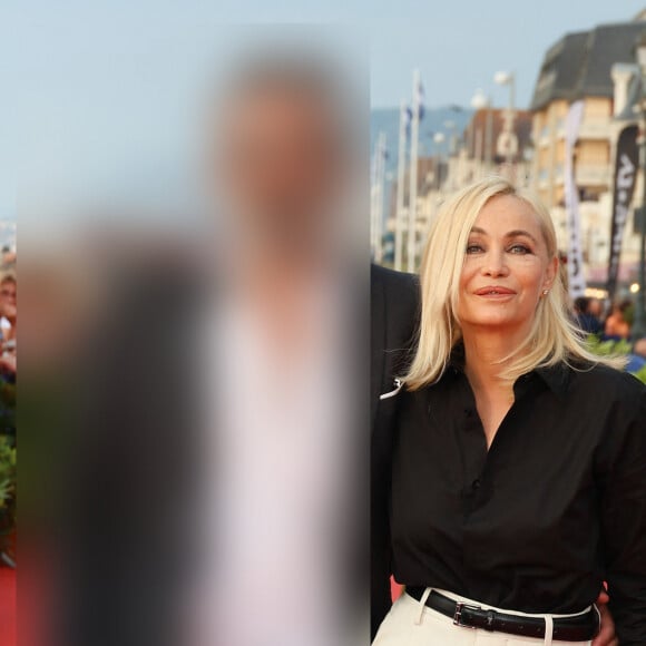 Emmanuelle Béart aux côtés de son mari, Frédéric Chaudier sur le tapis rouge de la cérémonie de clôture du 37ᵉ festival du film de Cabourg.
© Coadic Guirec/Bestimage