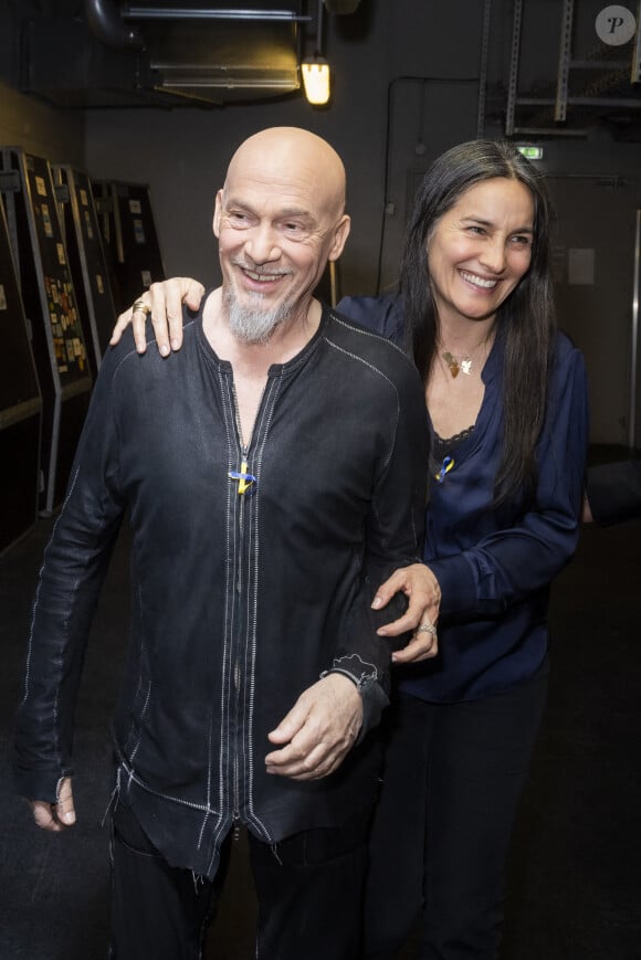 Exclusif - Florent Pagny et sa femme Azucena - Backstage de l'émission spéciale "Unis pour l'Ukraine" à la Maison de la Radio et de la Musique, diffusée en direct sur France 2 et présentée par Nagui et Leïla.Kaddour à Paris le 8 mars 2022. France Télévisions et Radio France s'associent, face à l'urgence humanitaire, pour soutenir et aider le peuple ukrainien et toutes les populations touchées par le conflit, sur place et dans les pays limitrophes. Le service public s'engage aux côtés de la Croix-Rouge française, qui lance un appel aux dons financiers, pour faire face aux besoins humanitaires, qui ne cessent de s'intensifier. Cette soirée spéciale est diffusée en simultané sur France 2 et France Inter avec un concert exceptionnel en direct, avec la participation des formations musicales de Radio France. Avec cette soirée, France Télévisions et Radio France permettent aux Français de répondre concrètement à l'urgence humanitaire, à l'intérieur et à l'extérieur de l'Ukraine, à travers des dons à la Croix-Rouge française. © Cyril Moreau / Jack Tribeca / Bestimage