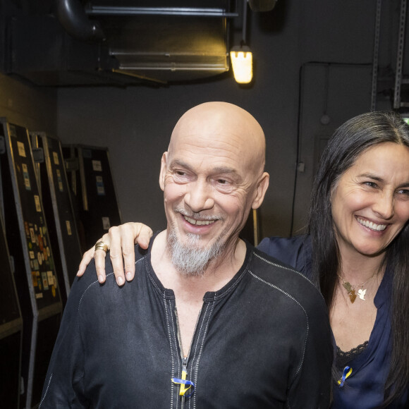 Exclusif - Florent Pagny et sa femme Azucena - Backstage de l'émission spéciale "Unis pour l'Ukraine" à la Maison de la Radio et de la Musique, diffusée en direct sur France 2 et présentée par Nagui et Leïla.Kaddour à Paris le 8 mars 2022. France Télévisions et Radio France s'associent, face à l'urgence humanitaire, pour soutenir et aider le peuple ukrainien et toutes les populations touchées par le conflit, sur place et dans les pays limitrophes. Le service public s'engage aux côtés de la Croix-Rouge française, qui lance un appel aux dons financiers, pour faire face aux besoins humanitaires, qui ne cessent de s'intensifier. Cette soirée spéciale est diffusée en simultané sur France 2 et France Inter avec un concert exceptionnel en direct, avec la participation des formations musicales de Radio France. Avec cette soirée, France Télévisions et Radio France permettent aux Français de répondre concrètement à l'urgence humanitaire, à l'intérieur et à l'extérieur de l'Ukraine, à travers des dons à la Croix-Rouge française. © Cyril Moreau / Jack Tribeca / Bestimage