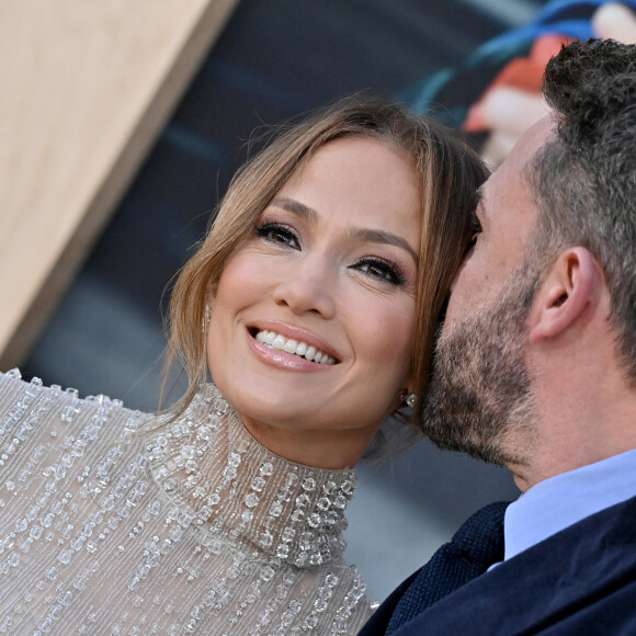 Un post ultra caliente pour exhiber le corps de rêve de son mari ! 
Jennifer Lopez et son mari Ben Affleck à la première du film Amazon Studios "Air" au Regency Village Theatre à Los Angeles, Californie, Etats-Unis, le 27 mars 2023. 