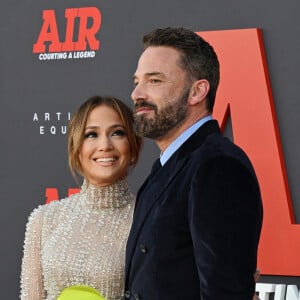 Jennifer Lopez et son mari Ben Affleck à la première du film "AIR" à Los Angeles, le 27 mars 2023. 