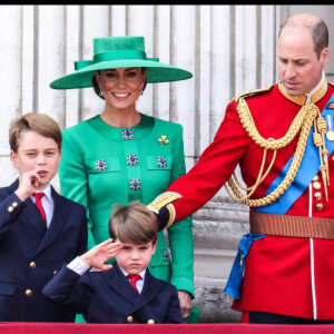 D'ailleurs, pour Trooping the Colour, Kate Middleton avait aussi un look qui changeait totalement.
Le prince George, le prince Louis, Kate Catherine Middleton, princesse de Galles, le prince William de Galles - La famille royale d'Angleterre sur le balcon du palais de Buckingham lors du défilé "Trooping the Colour" à Londres. Le 17 juin 2023