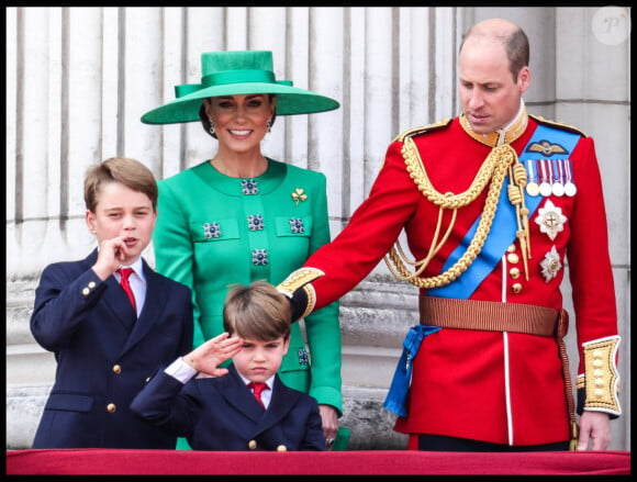 D'ailleurs, pour Trooping the Colour, Kate Middleton avait aussi un look qui changeait totalement.
Le prince George, le prince Louis, Kate Catherine Middleton, princesse de Galles, le prince William de Galles - La famille royale d'Angleterre sur le balcon du palais de Buckingham lors du défilé "Trooping the Colour" à Londres. Le 17 juin 2023