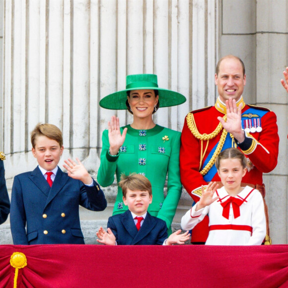 Le prince George, le prince Louis, la princesse Charlotte, Kate Catherine Middleton, princesse de Galles, le prince William de Galles, le roi Charles III, la reine consort Camilla Parker Bowles - La famille royale d'Angleterre sur le balcon du palais de Buckingham lors du défilé "Trooping the Colour" à Londres. Le 17 juin 2023