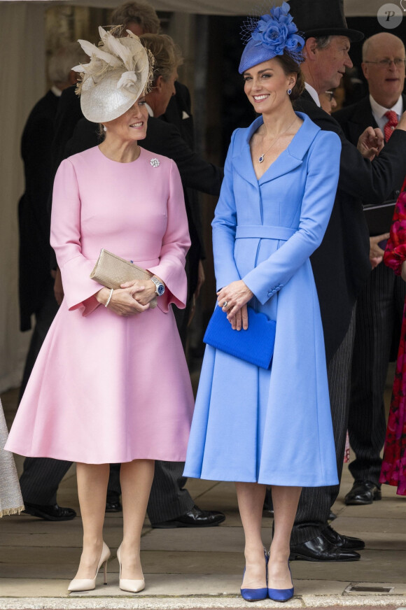 Comme l'année dernière, d'ailleurs, même si leur look était très différent ! 
Catherine (Kate) Middleton, duchesse de Cambridge, Sophie Rhys-Jones, comtesse de Wessex, lors de la cérémonie de l'ordre de la Jarretière à la chapelle Saint-Georges du château de Windsor. Cette année pour la première fois Camilla Parker Bowles, duchesse de Cornouailles, a été investie comme nouveau chevalier de l'ordre de la Jarretière par la reine et a pu participer à la procession au côté du prince Charles. Londres, la 13 juin 2022. 