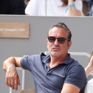 Jean Dujardin - Célébrités en tribunes des Internationaux de France de tennis de Roland Garros 2023 à Paris le 11 juin 2023. © Jacovides-Moreau/Bestimage 
