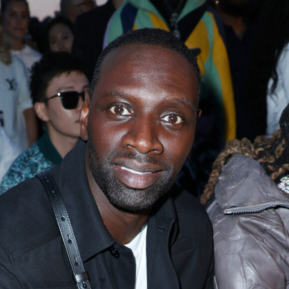 Un défi parfaitement relevé par le chanteur, qui a pu proposer ce défilé sur le Pont neuf devant un parterre de stars.
Omar Sy au défilé Louis Vuitton Spring/Summer 2024 fle 20 juin 2023 à Paris.