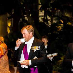 Le roi Willem-Alexander et la reine Maxima des Pays-Bas avec le roi Philippe et la reine Mathilde de Belgique lors du cocktail du banquet d'état au chateau Laken à Bruxelles, le 20 juin 2023. 