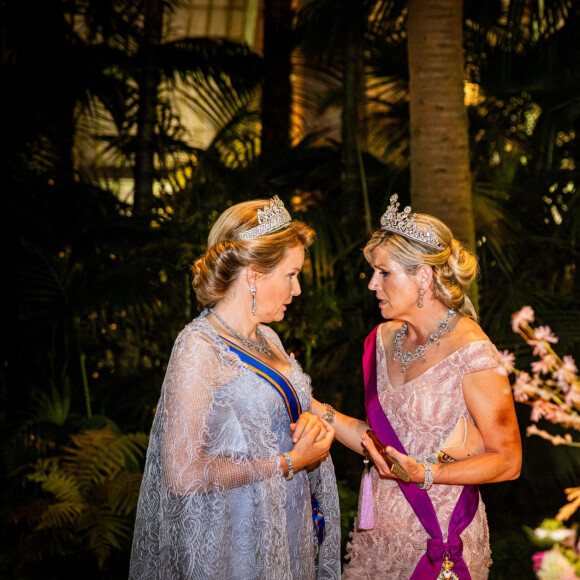 Le roi Willem-Alexander et la reine Maxima des Pays-Bas avec le roi Philippe et la reine Mathilde de Belgique lors du cocktail du banquet d'état au chateau Laken à Bruxelles, le 20 juin 2023. 