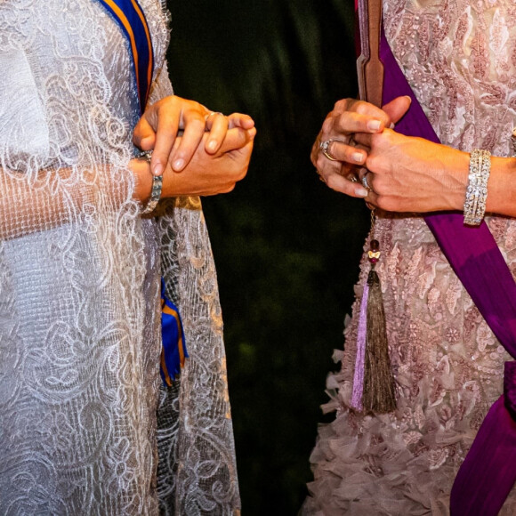 Une complicité qui n'a pas empêché les deux souveraines de se livrer à une véritable bataille de looks ! 
Le roi Willem-Alexander et la reine Maxima des Pays-Bas avec le roi Philippe et la reine Mathilde de Belgique lors du cocktail du banquet d'état au chateau Laken à Bruxelles, le 20 juin 2023. 