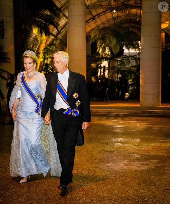 Son homologue belge était plutôt en bleu, dans une robe Giorgio Armani.
Le roi Willem-Alexander et la reine Maxima des Pays-Bas avec le roi Philippe et la reine Mathilde de Belgique lors du cocktail du banquet d'état au chateau Laken à Bruxelles, le 20 juin 2023. 