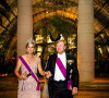 La première avait choisi une superbe robe rose pâle en taffetas et une tiare familiale.
Le roi Willem-Alexander et la reine Maxima des Pays-Bas avec le roi Philippe et la reine Mathilde de Belgique lors du cocktail du banquet d'état au chateau Laken à Bruxelles, le 20 juin 2023. 