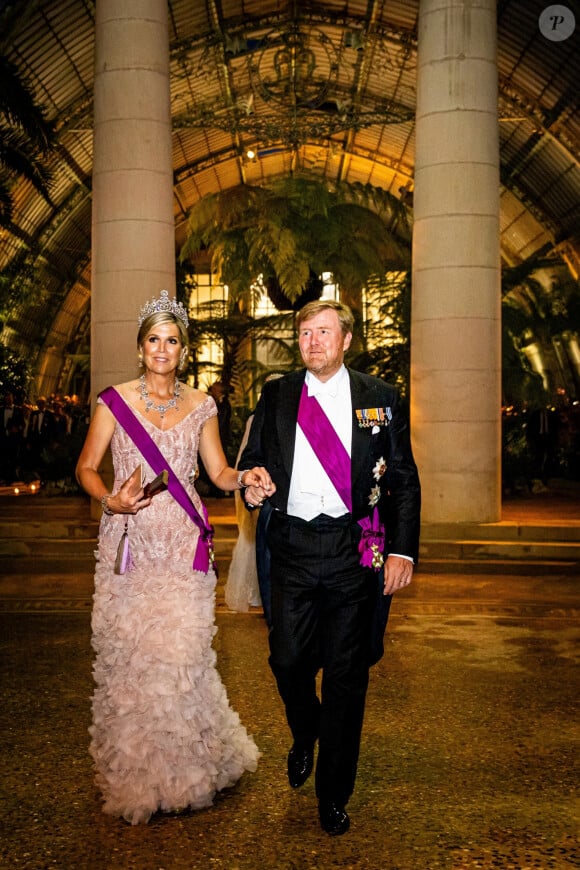 La première avait choisi une superbe robe rose pâle en taffetas et une tiare familiale.
Le roi Willem-Alexander et la reine Maxima des Pays-Bas avec le roi Philippe et la reine Mathilde de Belgique lors du cocktail du banquet d'état au chateau Laken à Bruxelles, le 20 juin 2023. 