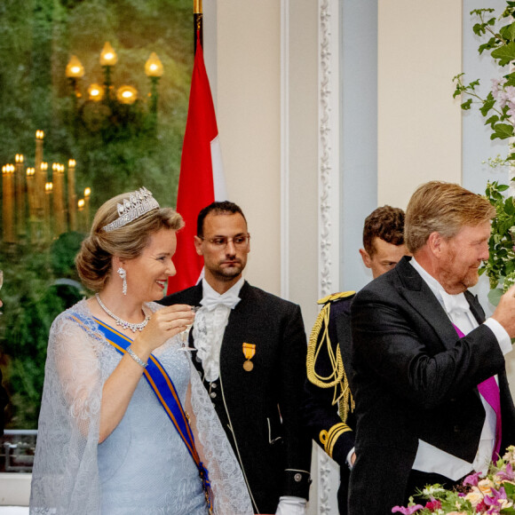 Le roi Willem-Alexander et la reine Maxima des Pays-Bas avec le roi Philippe et la reine Mathilde de Belgique lors du banquet d'état au chateau Laken à Bruxelles, le 20 juin 2023. 