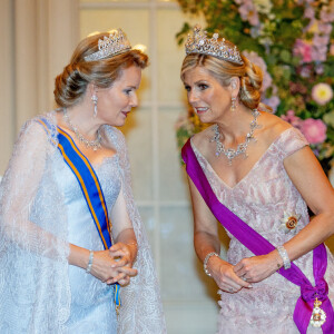 Le roi Willem-Alexander et la reine Maxima des Pays-Bas avec le roi Philippe et la reine Mathilde de Belgique lors du banquet d'état au chateau Laken à Bruxelles, le 20 juin 2023. 