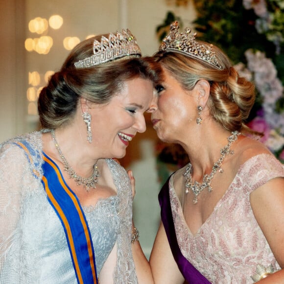 Les reines Maxima des Pays Bas et Mathilde de Belgique se sont montrées très complices pendant un dîner officiel.
Le roi Willem-Alexander et la reine Maxima des Pays-Bas avec le roi Philippe et la reine Mathilde de Belgique lors du banquet d'état au chateau Laken à Bruxelles. 
