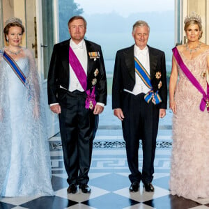 Les deux couples se retrouve plusieurs fois dans l'année.
Le roi Willem-Alexander et la reine Maxima des Pays-Bas avec le roi Philippe et la reine Mathilde de Belgique lors du banquet d'état au chateau Laken à Bruxelles, le 20 juin 2023. 