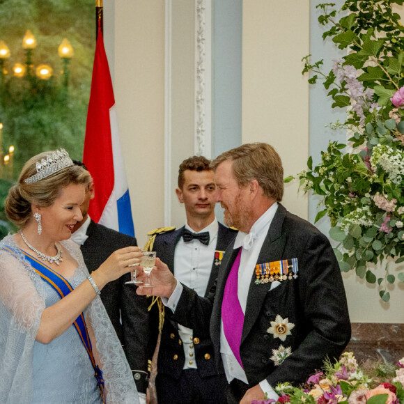 Le roi Willem-Alexander et la reine Maxima des Pays-Bas avec le roi Philippe et la reine Mathilde de Belgique lors du banquet d'état au chateau Laken à Bruxelles, le 20 juin 2023. 