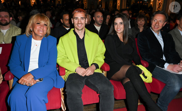 Isabelle Griezmann, Antoine Griezmann avec sa femme Erika Choperena et Stéphane Bern - Inauguration de la statue de cire de "Antoine Griezmann" au musée Grévin à Paris le 6 mars 2023. © Coadic Guirec/Bestimage