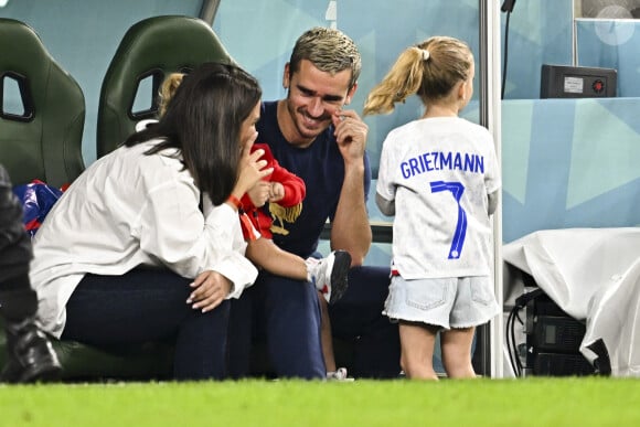 Antoine Griezmann en famille avec sa femme Erika Choperena et leurs filles - Les joueurs de l'équipe de France passent un moment avec leur famille avant la rencontre France/Tunisie lors de la Coupe du Monde de la FIFA, Qatar 2022 le 30 novembre 2022. © JB Autissier / Panoramic / Bestimage