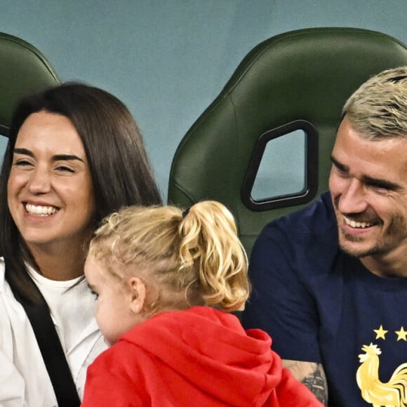 Sur son compte Instagram, sa femme Erika a décidé de montrer le résultat deux jours après
Antoine Griezmann en famille avec sa femme Erika Choperena et leurs filles - Les joueurs de l'équipe de France passent un moment avec leur famille avant la rencontre France/Tunisie lors de la Coupe du Monde de la FIFA, Qatar 2022 le 30 novembre 2022. © JB Autissier / Panoramic / Bestimage