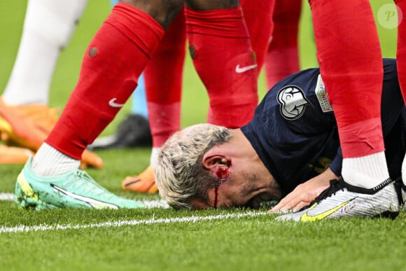 On peut voir qu'Antoine Griezmann a deux belles cicatrices et même un point de suture
Antoine Griezmann - Match de qualifications de l'Euro2024 "France - Grèce (1-0)" au stade de France, le 19 juin 2023.
