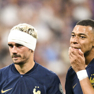 Malgré sa belle blessure, Antoine Griezmann va bien et il va pouvoir partir en vacances l'esprit léger après la victoire contre la Grèce
Antoine Griezmann et Kylian Mbappé - Match de qualifications de l'Euro2024 "France - Grèce (1-0)" au stade de France, le 19 juin 2023.
