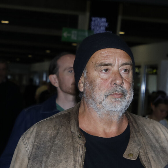 "Je me félicite de cette procédure exemplaire, laquelle a permis la manifestation de la vérité qui est que Luc Besson est innocent", a-t-il ajouté.
Luc Besson et Virginie Besson-Silla - Les célébrités arrivent à l'aéroport de Nice, à la veille du 76ème festival international du film de Cannes (16 - 27 mai 2023), le 15 mai 2023.