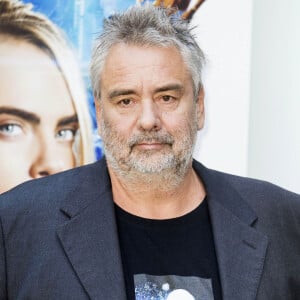 La Cour de cassation a définitivement écarté mercredi les accusations de viol formulées contre le cinéaste Luc Besson
Luc Besson sur le photocall de son film "Valérian et la Cité des mille planètes" à Rome en Italie