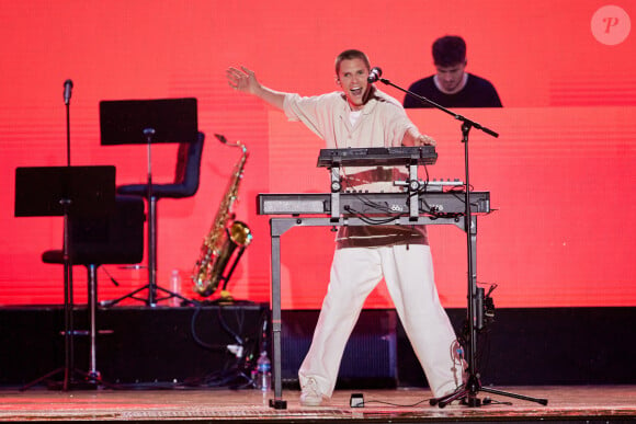 Exclusif - Le chanteur Hervé - Enregistrement de l'émission "La fête de la Musique" à Reims, diffusée en direct le 21 juin à 21h10 sur France 2 Une soirée inédite, mise en scène et chorégraphiée par K.Ouali, avec plus de 40 artistes en live. Ils seront accompagnés par les danseurs de la troupe du Paradis Latin et de l'Ecole de danse Studio 511. Une soirée de fête rythmée par des medleys, des duos exceptionnels, les tubes du moment et les talents d'aujourd'hui et de demain. France 2, la ville de Reims et la région Grand Est, vous donne rendez-vous le 21 juin à 21h10, en direct de Reims pour la Fête de la musique ! En partenariat et en simultané sur France Bleu © Cyril Moreau-Jack Tribeca / Bestimage