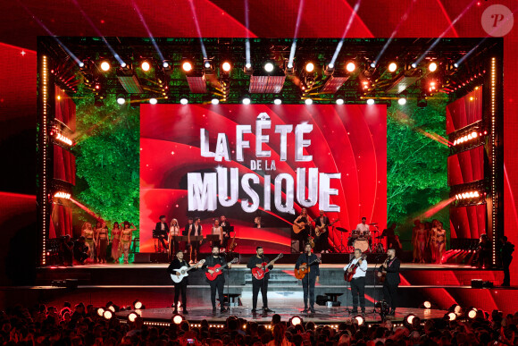 Exclusif - Chico et les Gypsies - Enregistrement de l'émission "La fête de la Musique" à Reims, diffusée en direct le 21 juin à 21h10 sur France 2 Une soirée inédite, mise en scène et chorégraphiée par K.Ouali, avec plus de 40 artistes en live. Ils seront accompagnés par les danseurs de la troupe du Paradis Latin et de l'Ecole de danse Studio 511. Une soirée de fête rythmée par des medleys, des duos exceptionnels, les tubes du moment et les talents d'aujourd'hui et de demain. France 2, la ville de Reims et la région Grand Est, vous donne rendez-vous le 21 juin à 21h10, en direct de Reims pour la Fête de la musique ! En partenariat et en simultané sur France Bleu © Cyril Moreau-Jack Tribeca / Bestimage