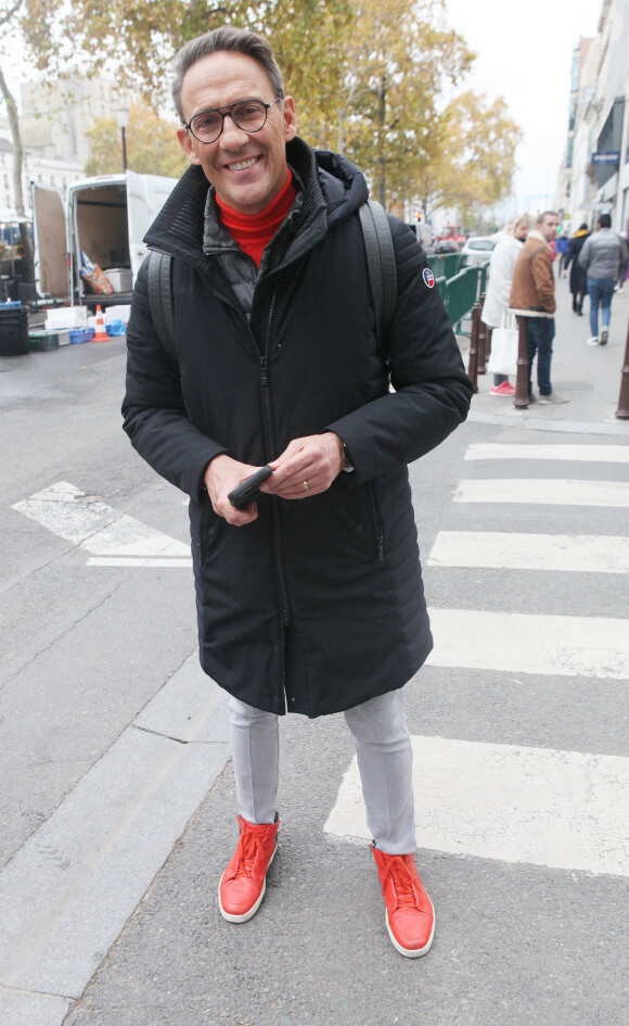 Il y a quelques semaines, elle nous a accordé une interview exclusive.
Exclusif - Julien Courbet à la sortie des studios de radio de l'émission "Les Grosses Têtes" à Paris. Le 30 novembre 2022 © Jonathan Rebboah / Panoramic / Bestimage