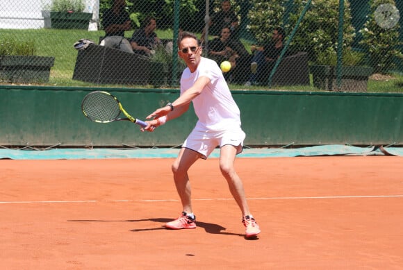 Exclusif - Julien Courbet - 26ème édition du Trophée des personnalités en marge des Internationaux de Tennis de Roland Garros à Paris. Le 7 juin 2018. La 26ème édition du trophée des personnalités rassemblera de nombreuses célébrités qui viendront partager un moment convivial et solidaire autour de leur passion pour le tennis. Cette année, le trophée innove en invitant les personnalités à venir mesurer leur vitesse de balle pour la bonne cause. Pour la première fois, grâce au soutien de Engie et Babolat, chaque kilomètre heure sera converti en euro. 1 km/h = 1 euro. Le montant additionné sera remis par les vainqueurs aux associations "Premier de Cordée" et "Sourire à la vie". De plus, Engie remettra chaque jour un chèque à une association qui oeuvre pour l'accès au sport : "Princesse Margot" parrainée par K.Adams, "Innocence en danger" représentée par N.Baye, "Autour des williams" soutenue par O.Meunier et "Autiste sans frontières" avec L.Delahousse. © Denis Guignebourg / Bestimage