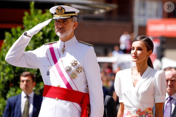 Le roi Felipe VI et la reine Letizia d'Espagne, président le défilé de la Journée des Forces armées à Grenade, le 3 juin 2023.