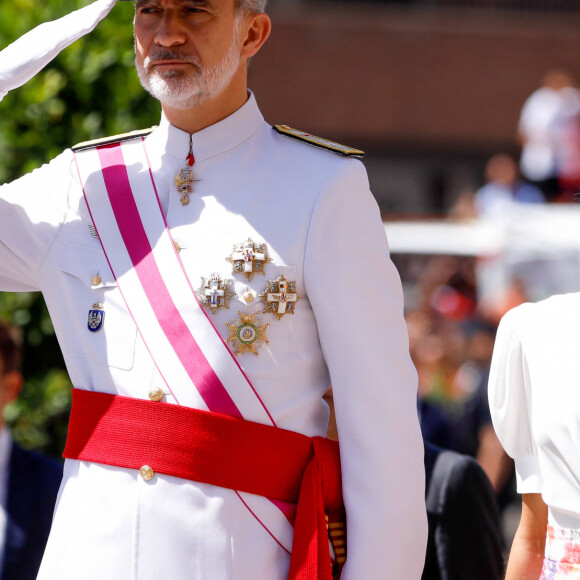 Le roi Felipe VI et la reine Letizia d'Espagne, président le défilé de la Journée des Forces armées à Grenade, le 3 juin 2023.