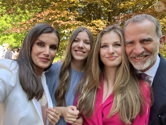 Le roi Felipe VI et la reine Letizia d'Espagne assistent à la remise de diplômes de la princesse Leonor à l'UWC Atlantic College à Llantwit Major (Pays de Galles), en présence de l'Infante Sofia d'Espagne, le 20 mai 2023. 