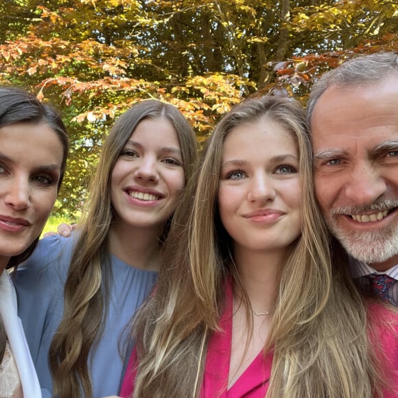 Le roi Felipe VI et la reine Letizia d'Espagne assistent à la remise de diplômes de la princesse Leonor à l'UWC Atlantic College à Llantwit Major (Pays de Galles), en présence de l'Infante Sofia d'Espagne, le 20 mai 2023. 