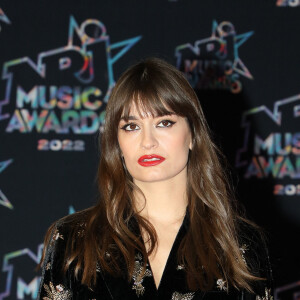 Info du 13 mai 2023 ( La chanteuse Clara Luciani a annoncé sur son compte Instagram qu'elle était enceinte) - Clara Luciani au photocall de la 24ème édition des "NRJ Music Awards (NMA)" au Palais des Festivals à Cannes le 18 novembre 2022. © Dominique Jacovides / Bestimage 