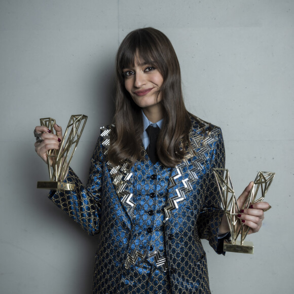 Exclusif - Clara Luciani (Artiste féminine de l'année et Album de l'année pour "Coeur") en backstage lors la 37ème cérémonie des Victoires de la musique à la Seine musicale de Boulogne-Billancourt, le 11 février 2022. © Cyril Moreau / Tiziano Da Silva / Bestimage 