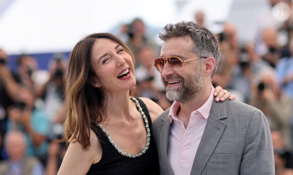 Elsa Zylberstein et Mathieu Demy au photocall de "Club Zéro" lors du 76ème Festival International du Film de Cannes, au Palais des Festivals à Cannes, France, le 23 mai 2023. © Jacovides-Moreau/Bestimage 