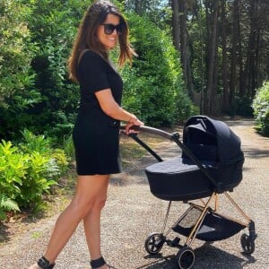 Ainsi sur Instagram, Karine Ferri a dévoilé l'incroyable poussette de sa fllle Sasha ! L'occasion pour elle d'éblouir ses followers avec son outfit du jour.